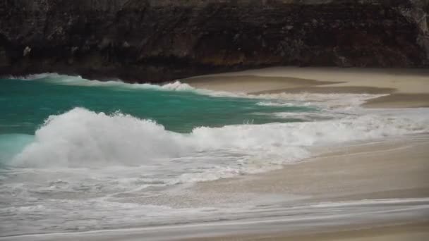 Mooi strand op een tropisch eiland. Karang Dawa. — Stockvideo