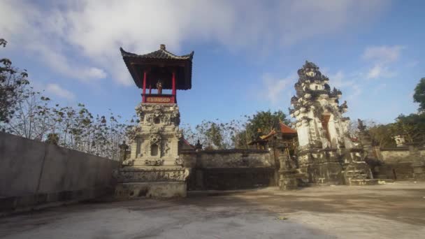 Hindoe tempel op het eiland van Nusa Penida. — Stockvideo