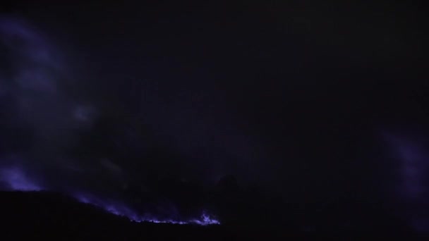 Niebieski ogień siarki wulkanu Mount Kawah Ijen. — Wideo stockowe