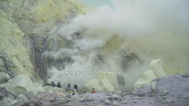 Kawah Ijen, vulkáni kráter, ahol a kén bányásztak. — Stock videók