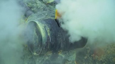 Kawah Ijen'de, kükürt nerede mayınlı volkanik krater.