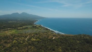 Tropikal manzara, deniz, sahil, dağlar.