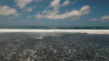 Su yüzeyinde büyük dalgalar, hava manzarası. Bali.