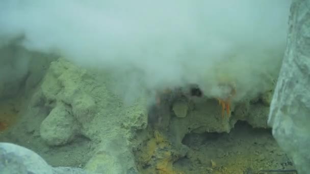 Kawah Ijen'de, kükürt nerede mayınlı volkanik krater. — Stok video