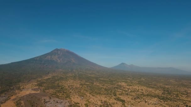 Volcán activo Gunung Agung en Bali, Indonesia. — Vídeos de Stock