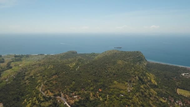 Τοπίο, βουνά, στη θάλασσα, στο νησί του Μπαλί. — Αρχείο Βίντεο