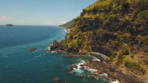 Морские скалы, море и волны на Бали, Индонезия — стоковое видео