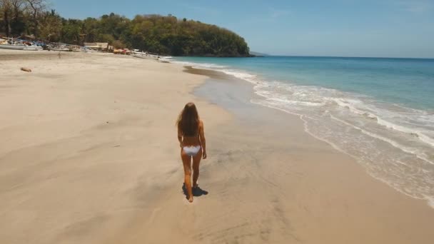 Κορίτσι που περπατάει στην παραλία. Μπαλί, Ινδονησία. — Αρχείο Βίντεο