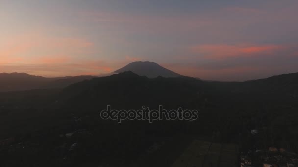 Matahari terbenam di pegunungan Bali, Indonesia . — Stok Video