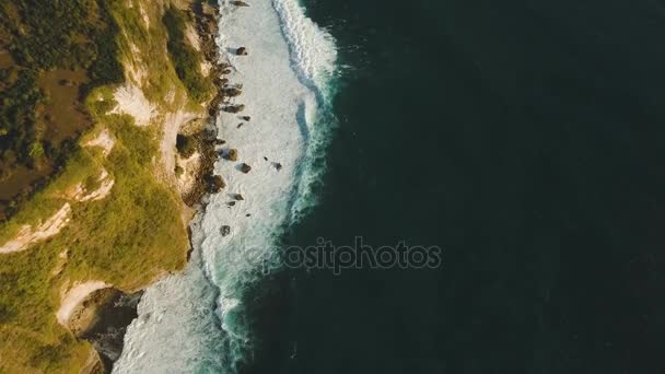 Costa rochosa na ilha de Bali. Vista aérea. — Vídeo de Stock