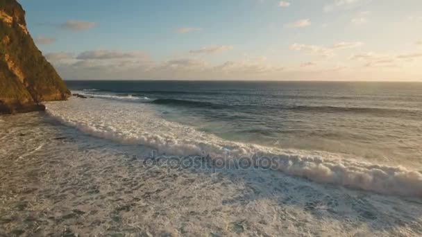 Costa rocosa en la isla de Bali. Vista aérea. — Vídeos de Stock