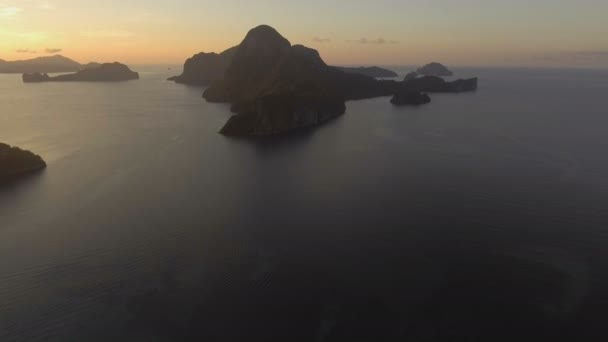 Прекрасна бухта на заході сонця. Вид з повітря . — стокове відео