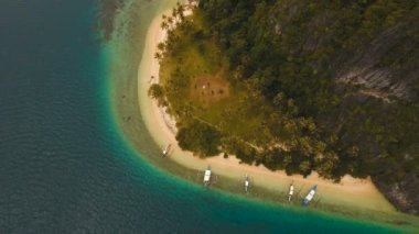 Tekneler, havadan görünümü ile tropikal plaj. Tropik ada.