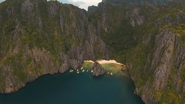 Playa tropical con botes, vista aérea. Isla tropical . — Vídeo de stock