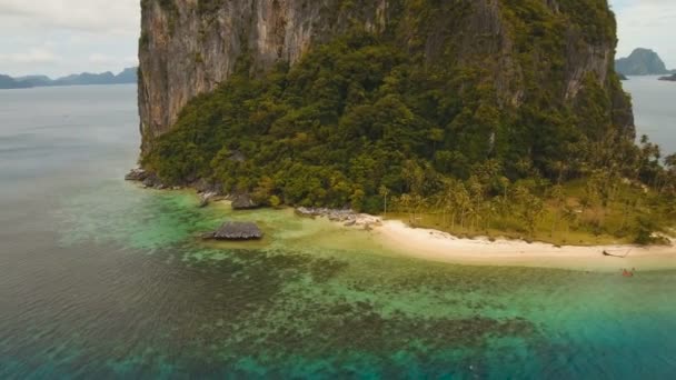 Playa tropical con botes, vista aérea. Isla tropical . — Vídeo de stock
