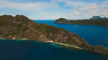 Tropik ada ve kumlu plajları, havadan görünümü. El Nido