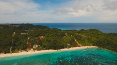 Tropikal adada hava manzaralı güzel bir plaj. Filipinler Boracay Adası.