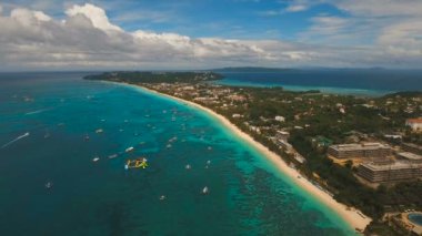 Tropikal adada hava manzaralı güzel bir plaj. Filipinler Boracay Adası.