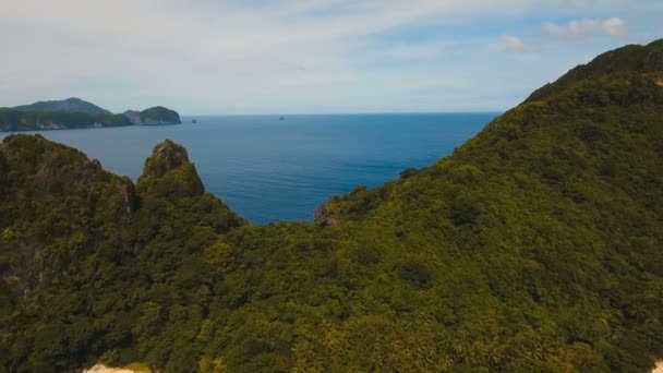 Plage tropicale avec bateaux, vue aérienne. Île tropicale . — Video