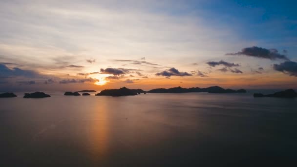 Pôr do sol bonito sobre o mar, vista aérea . — Vídeo de Stock