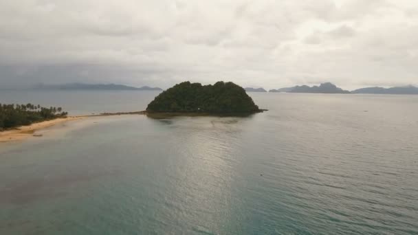 美丽的海湾与山岩石鸟瞰图。热带岛屿. — 图库视频影像