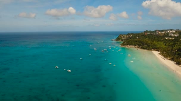 Uitzicht vanuit de lucht prachtig strand op tropisch eiland. Boracay eiland Filippijnen. — Stockvideo