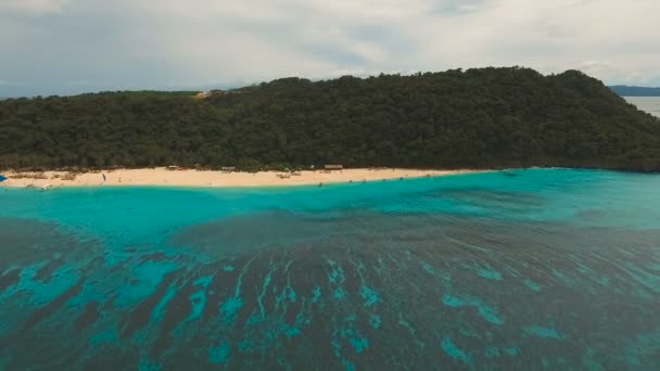 Letecký pohled krásná pláž na tropickém ostrově. Boracayský ostrov Filipíny. — Stock video