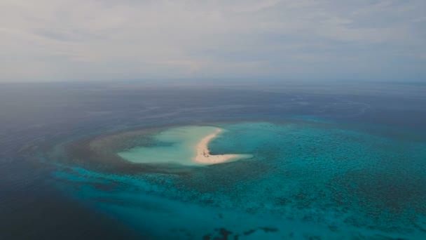 Vista aérea bela praia na ilha tropical. Ilha de Camiguin Filipinas . — Vídeo de Stock