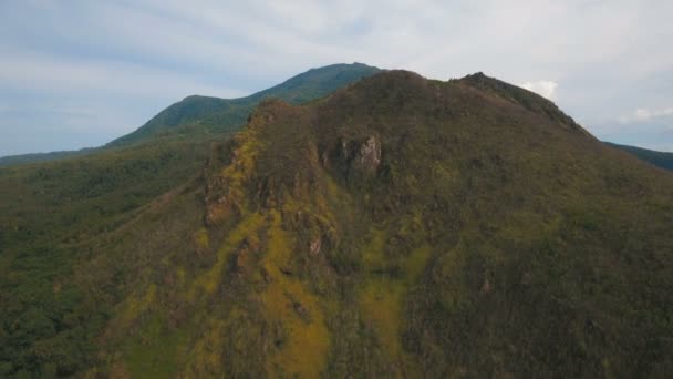 Tropikal orman dağlarda. Camiguin Adası Filipinler. — Stok video