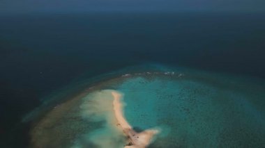 Havadan görünümü güzel plaj tropikal adada. Camiguin Adası Filipinler.