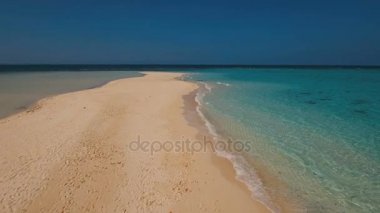 Havadan görünümü güzel plaj tropikal adada. Camiguin Adası Filipinler.