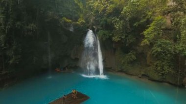 Güzel tropik şelale. Kawasan Falls. Filipinler Cebu Adası.
