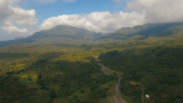 Tropikal orman ile Dağları. Camiguin Adası Filipinler. — Stok video