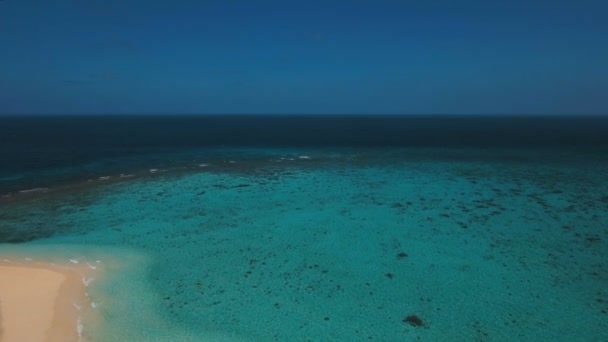 Piękny widok z lotu ptaka plaży na tropikalnej wyspie. Camiguin island, Filipiny. — Wideo stockowe