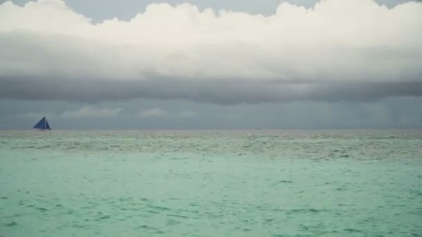 Zeilboot in blauwe zee. Boracay eiland Filippijnen. — Stockvideo