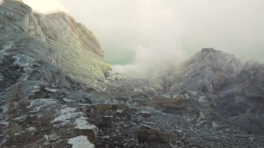 Kawah Ijen'de, kükürt nerede mayınlı volkanik krater.