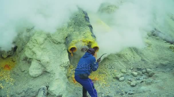 卡瓦 Ijen, 火山火山口, 硫磺被开采的地方. — 图库视频影像