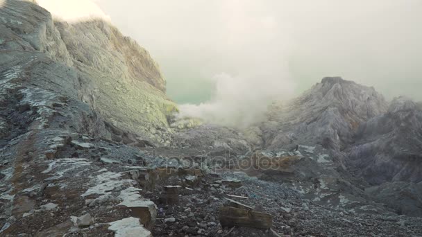 Kawah Ijen, vulkanisk krater, där svavel bryts. — Stockvideo