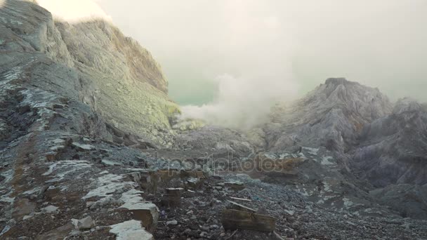 Kawah ijen, vulkanischer Krater, in dem Schwefel abgebaut wird. — Stockvideo