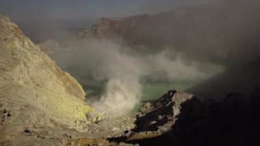 Kawah Ijen'de, kükürt nerede mayınlı volkanik krater.