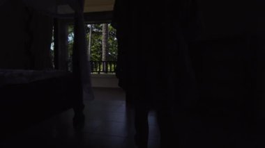 Kız otelin balkonunda denizde görünüyor