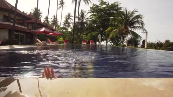 Menina está nadando na piscina. — Vídeo de Stock