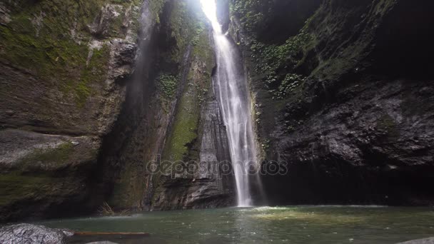 Piękny tropikalny wodospad. Bali, Indonezja. — Wideo stockowe