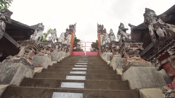 Buddhist temple on the island of Bali — Stock Video
