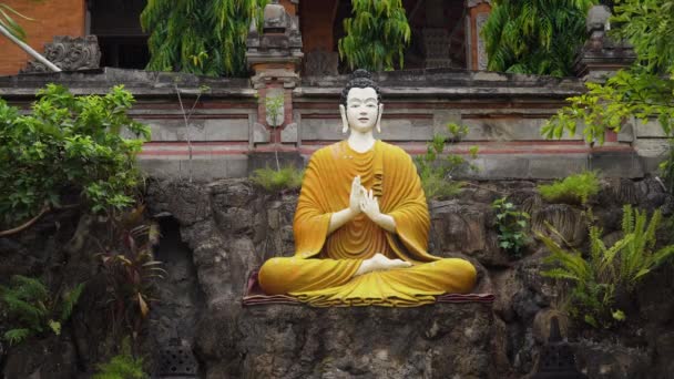 Buda-Statue auf der Tempelinsel Bali — Stockvideo