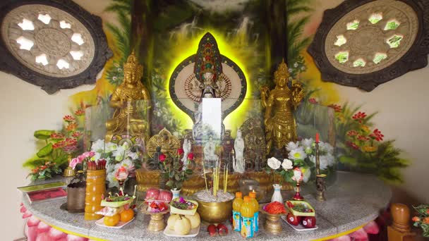 Buda standbeeld in de tempel eiland Bali — Stockvideo