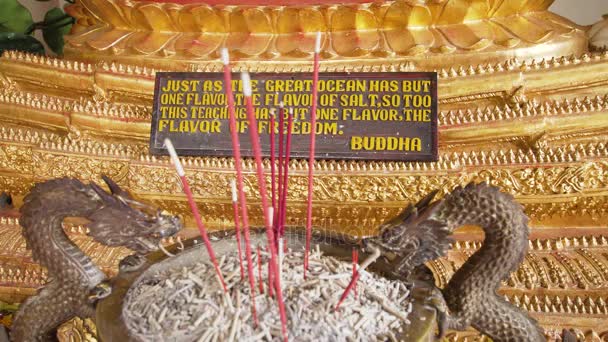 Offers en wierook in een boeddhistische tempel — Stockvideo
