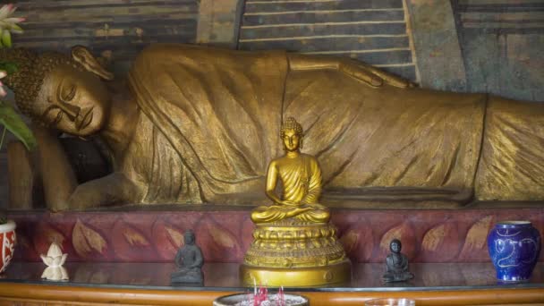 Buda staty i tempel ön Bali — Stockvideo