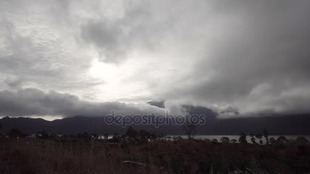 Jezero a sopka při východu slunce Batur. Bali, Indonésie. — Stock video