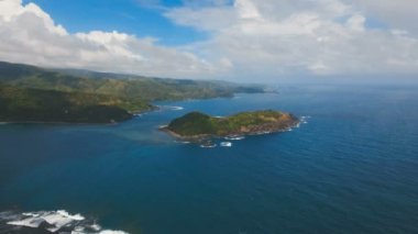 Tropik ada, plaj, kayalar ve dalgalar deniz manzarası. Catanduanes, Filipinler.